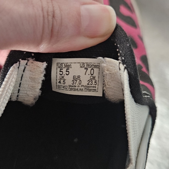 VANS - W Sz 7- Black and Pink Leopard Print - Picture 1 of 3